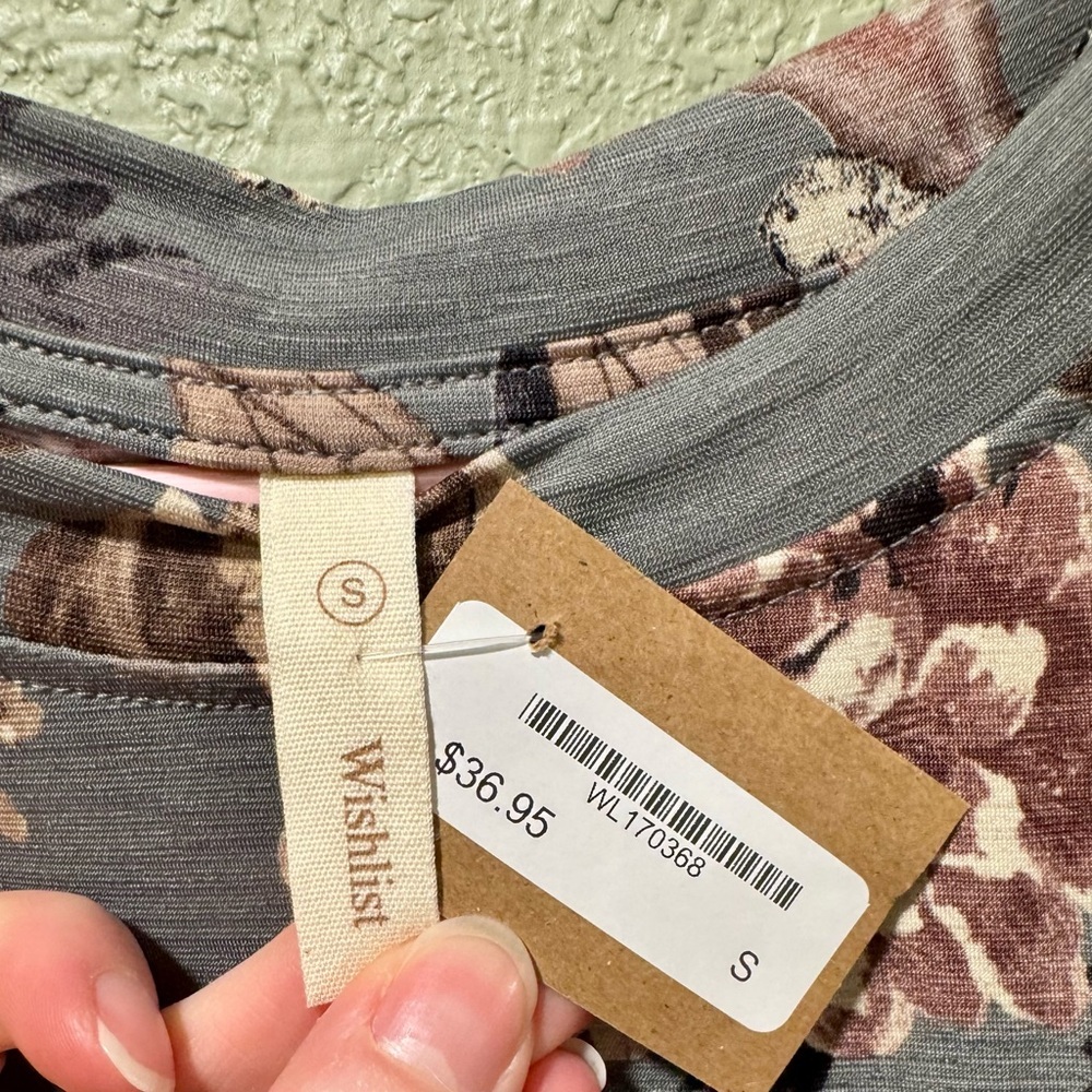 Wishlist Gray Floral Short Sleeve Top NWT Size S - Picture 2 of 3